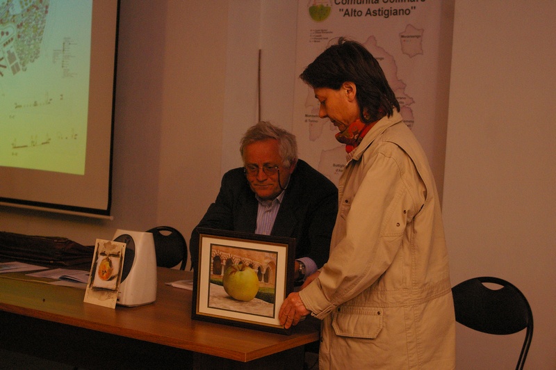 Presentazione dei disegni sul meleto. Nella foto la Prof.ssa Paola Grassi.