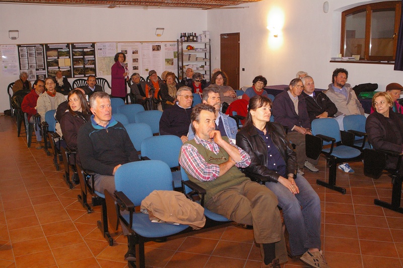 Folto pubblico presente in sala.