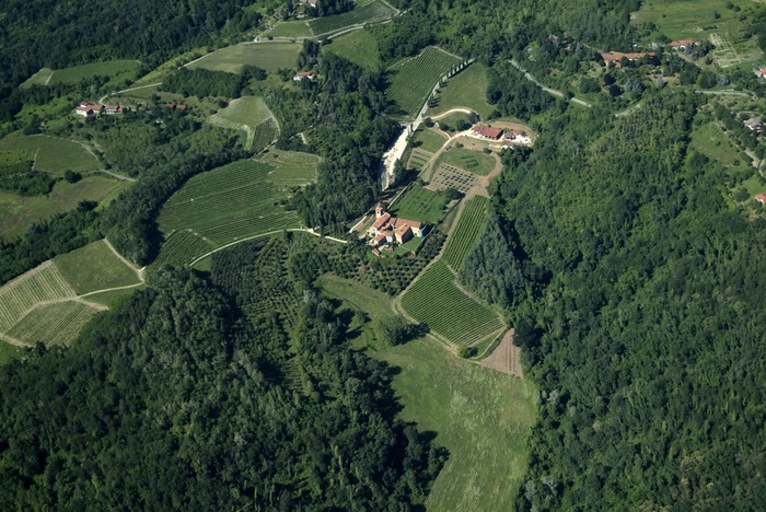 Veduta aerea della Canonica di Santa Maria di Vezzolano ad Albugnano (Foto di Mark Cooper - Concessione all'uso da parte della Cassa di Risparmio di Asti)