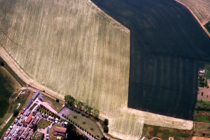 Foto aerea della Chiesa di San Lorenzo a Montiglio Monferrato immersa nello straordinario paesaggio agrario astigiano.
