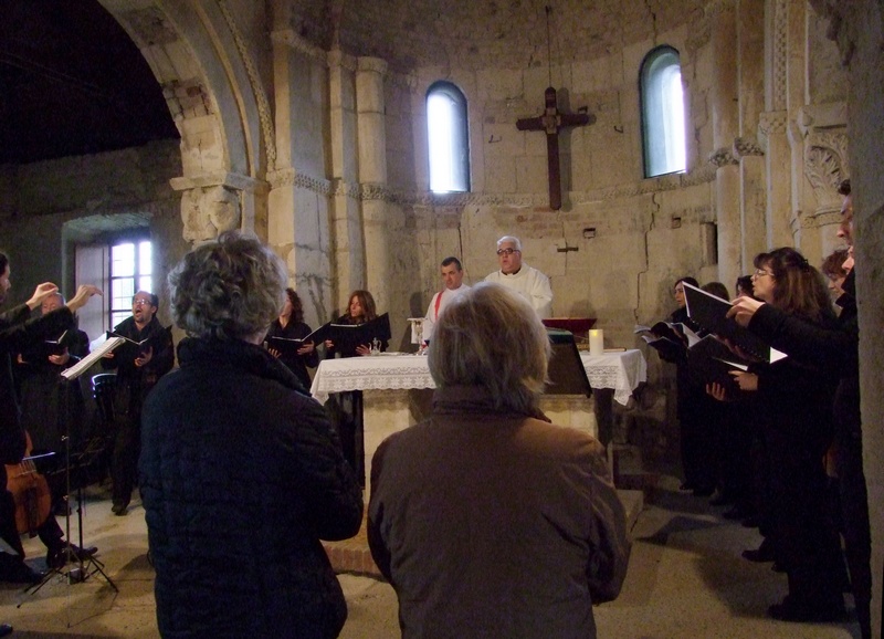 Celebrazione eucaristica "De Beata Virgine"con il canto del Gruppo musicale "Gli Invaghiti"presso la Chiesa romanica di San Lorenzo di Montiglio Monferrato. Il parroco Don Ottavio Sega.