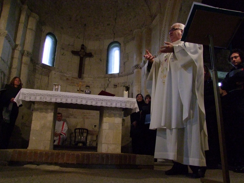 Celebrazione eucaristica "De Beata Virgine"con il canto del Gruppo musicale "Gli Invaghiti"presso la Chiesa romanica di San Lorenzo di Montiglio Monferrato. Il parroco Don Ottavio Sega.