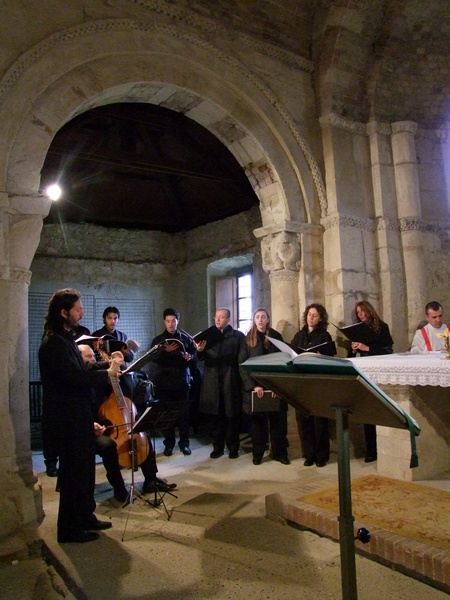 Celebrazione eucaristica "De Beata Virgine"con il canto del Gruppo musicale "Gli Invaghiti"presso la Chiesa romanica di San Lorenzo di Montiglio Monferrato.