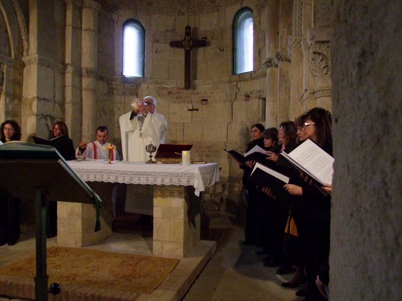Celebrazione eucaristica "De Beata Virgine"con il canto del Gruppo musicale "Gli Invaghiti"presso la Chiesa romanica di San Lorenzo di Montiglio Monferrato. Il parroco Don Ottavio Sega.
