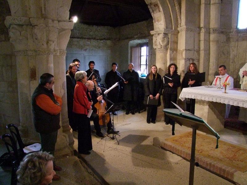 Celebrazione eucaristica "De Beata Virgine"con il canto del Gruppo musicale "Gli Invaghiti"presso la Chiesa romanica di San Lorenzo di Montiglio Monferrato. L Arch. Paola Salerno, Direttore della Canonica di Santa Maria di Vezzolano ad Albugnano.