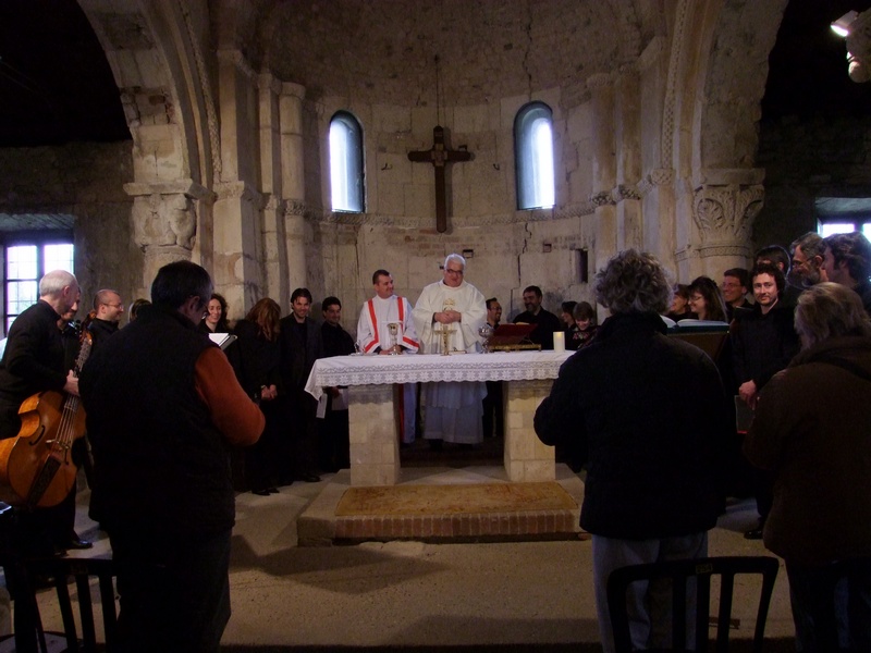 Celebrazione eucaristica "De Beata Virgine"con il canto del Gruppo musicale "Gli Invaghiti"presso la Chiesa romanica di San Lorenzo di Montiglio Monferrato. Il parroco Don Ottavio Sega.