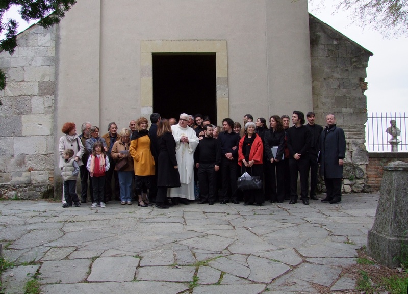 Foto ricordo con i partecipanti alla Celebrazione eucaristica "De Beata Virgine", il Gruppo musicale "Gli Invaghiti" e il parroco Don Ottavio Sega davanti all ingresso della Chiesa romanica di San Lorenzo di Montiglio Monferrato.