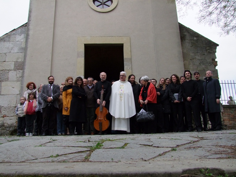 Foto ricordo con i partecipanti alla Celebrazione eucaristica "De Beata Virgine", il Gruppo musicale "Gli Invaghiti" e il parroco Don Ottavio Sega davanti all ingresso della Chiesa romanica di San Lorenzo di Montiglio Monferrato.