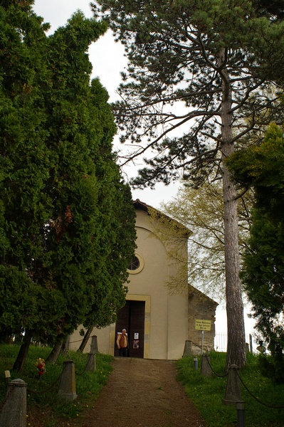 Veduta della facciata della Chiesa romanica di San Lorenzo a Montiglio Monferrato.