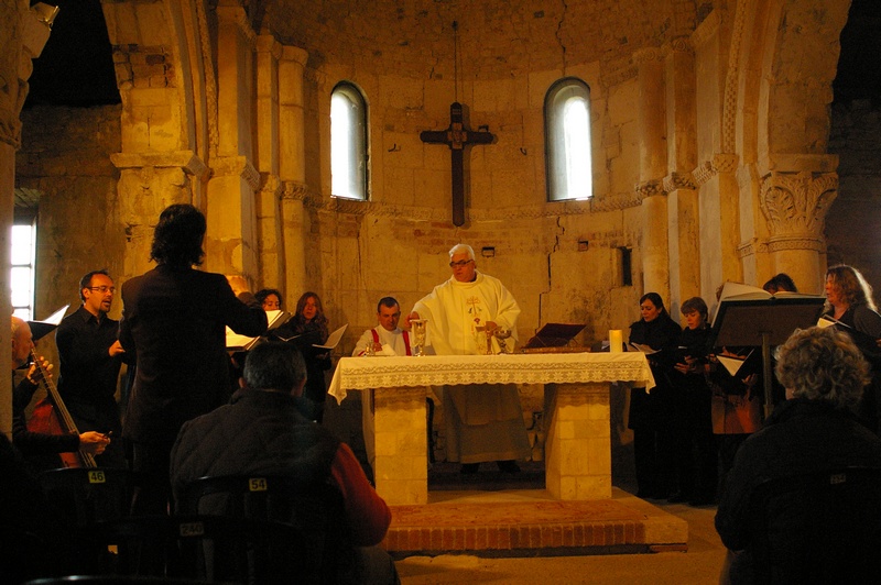 Celebrazione eucaristica "De Beata Virgine"con il canto del Gruppo musicale "Gli Invaghiti"presso la Chiesa romanica di San Lorenzo di Montiglio Monferrato. Il parroco Don Ottavio Sega.