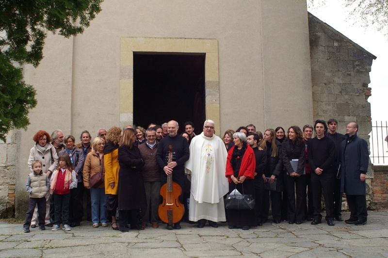 Foto ricordo con i partecipanti alla Celebrazione eucaristica "De Beata Virgine", il Gruppo musicale "Gli Invaghiti" e il parroco Don Ottavio Sega davanti all ingresso della Chiesa romanica di San Lorenzo di Montiglio Monferrato.