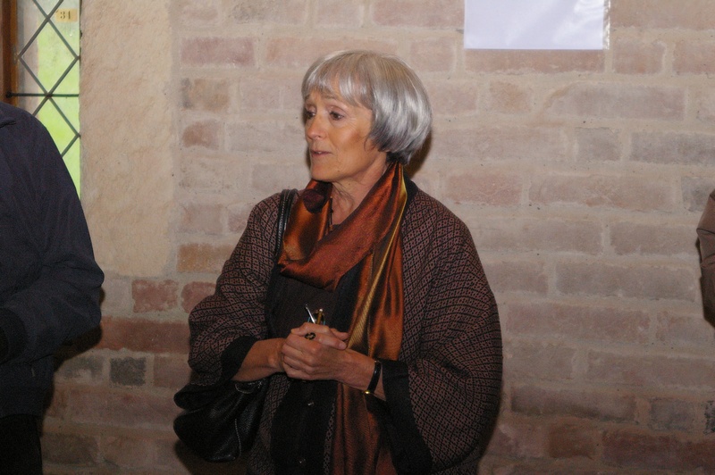 Inaugurazione della Mostra presso la Canonica di Santa Maria di Vezzolano della Calcografie dei Capitelli del Chiostro di Sant Orso di Aosta, realizzata grazie al gruppo degli Incisori dell Unione Artisti del Chierese.  Nella foto: l Arch. Paola Salerno, Direttore della Canonica di Santa Maria di Vezzolano.