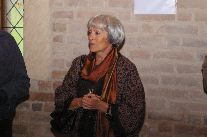 Inaugurazione della Mostra presso la Canonica di Santa Maria di Vezzolano della Calcografie dei Capitelli del Chiostro di Sant Orso di Aosta, realizzata grazie al gruppo degli Incisori dell Unione Artisti del Chierese.  Nella foto: l Arch. Paola Salerno, Direttore della Canonica di Santa Maria di Vezzolano.