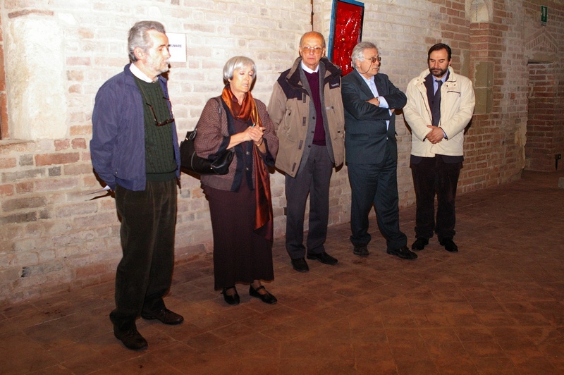 Inaugurazione della Mostra presso la Canonica di Santa Maria di Vezzolano della Calcografie dei Capitelli del Chiostro di Sant Orso di Aosta, realizzata grazie al gruppo degli Incisori dell Unione Artisti del Chierese.  Nella foto: Giorgio Parena, Paola Salerno, Francesco Garetto, Dario Rei e Marco Devecchi (Foto Paola Grassi).