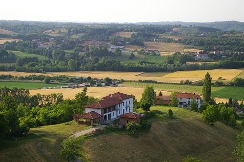 Veduta del paesaggio circostante la città di Asti dalla Frazione Vallarone