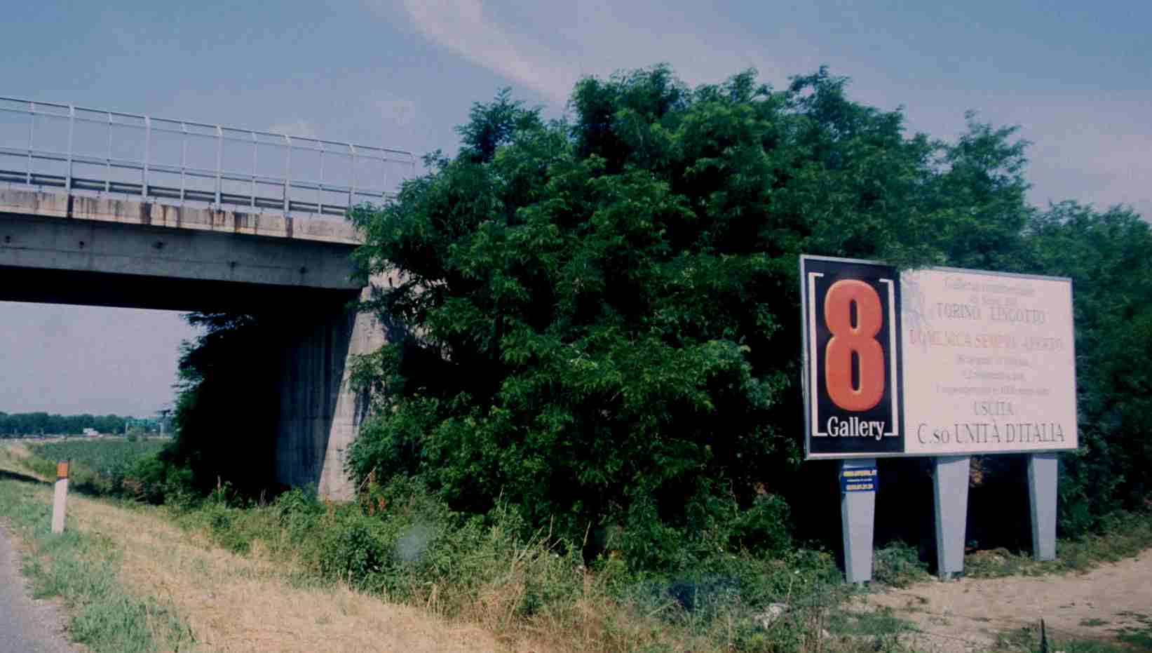 La presenza di cartelloni pubblicitari, anche di grandi dimensioni, lungo le strade porta ad una inesorabile banalizzazione del paesaggio