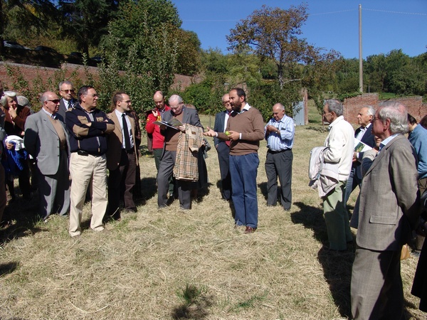  Visita guidata al Frutteto della Canonica di Vezzolano da parte del Dott. Giovanni Battista Filipello (Foto Pippo Sacco).