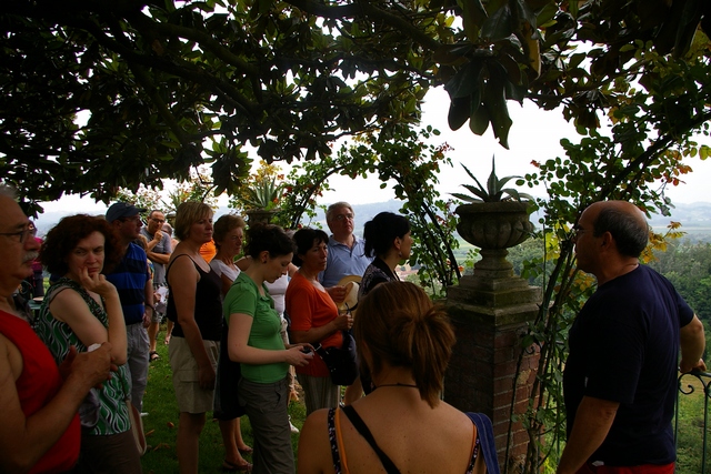 Illustrazione da parte di Luigi Sposato di Pro Natura - Asti di Villa Artom presente nella Valle San Pietro e localizzabile visivamente dalla balconata di Villa Montalcini.