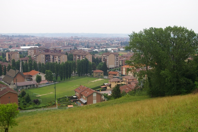 Veduta lungo il percorso sulla collina di San Iorio del sottostante quartiere di corso Alba ad Asti.