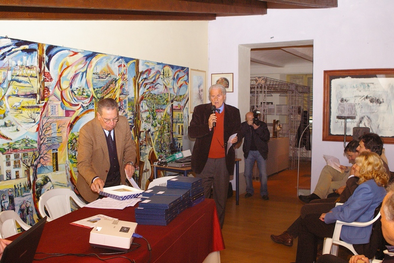 Introduzione del Dott. Luigi Gatti (dx), Presidente Centro Pavesiano-Museo Casa Natale, alla presentazione del Volume "MONFERRATO SPLENDIDO PATRIMONIO", edito da Lorenzo Fornaca (sx) in occasione della Cerimonia di premiazione del Concorso nazionale di Scultura sul tema "Luoghi, Personaggi e Miti Pavesiani".