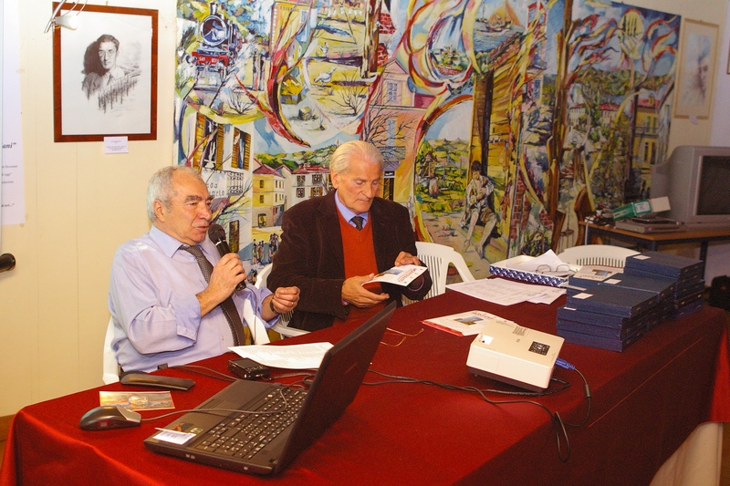 Presentazione del Volume "MONFERRATO SPLENDIDO PATRIMONIO" dall editore Lorenzo Fornaca (sx) in occasione della Cerimonia di premiazione del Concorso nazionale di Scultura sul tema "Luoghi, Personaggi e Miti Pavesiani" del Centro Pavesiano-Museo Casa Natale, presieduto dal Dott. Luigi Gatti (dx).