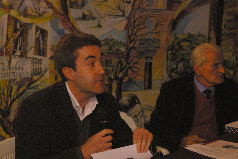 Esposizione del tema dei Santi monferrini, affrontato in un apposito capitolo del volume "MONFERRATO SPLENDIDO PATRIMONIO" dall autore, Peter Mazzoglio (Presidente Centro Studi e Ricerche Storiche o.n.l.u.s.). Nella foto: (in centro) l editore Lorenzo Fornaca e (dx) Luigi Gatti, Presidente del Centro Pavesiano-Museo Casa Natale.