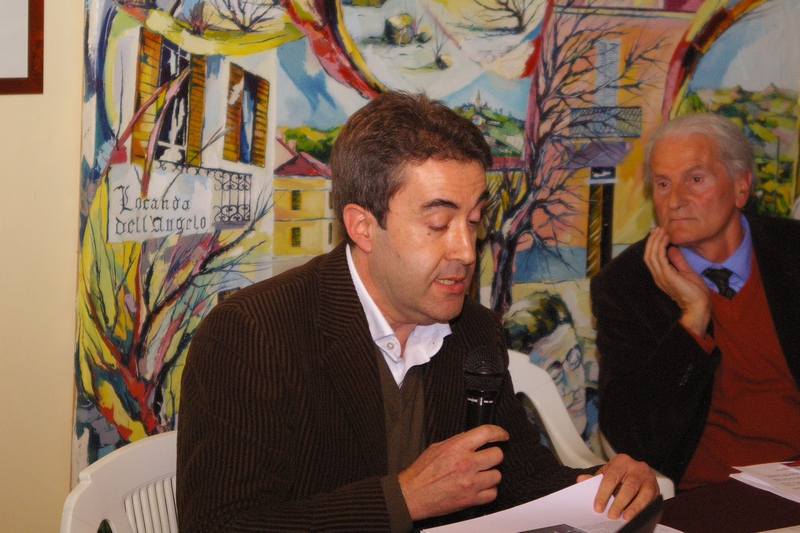 Esposizione del tema dei Santi monferrini, affrontato in un apposito capitolo del volume "MONFERRATO SPLENDIDO PATRIMONIO" dall autore, Peter Mazzoglio (Presidente Centro Studi e Ricerche Storiche o.n.l.u.s.). Nella foto: (in centro) l editore Lorenzo Fornaca e (dx) Luigi Gatti, Presidente del Centro Pavesiano-Museo Casa Natale.