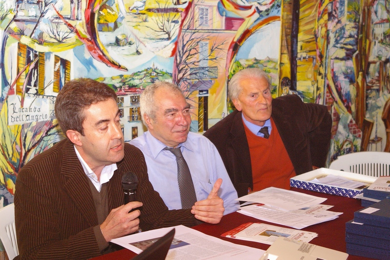 Esposizione del tema dei Santi monferrini, affrontato in un apposito capitolo del volume "MONFERRATO SPLENDIDO PATRIMONIO" dall autore, Peter Mazzoglio (Presidente Centro Studi e Ricerche Storiche o.n.l.u.s.). Nella foto: (in centro) l editore Lorenzo Fornaca e (dx) Luigi Gatti, Presidente del Centro Pavesiano-Museo Casa Natale.